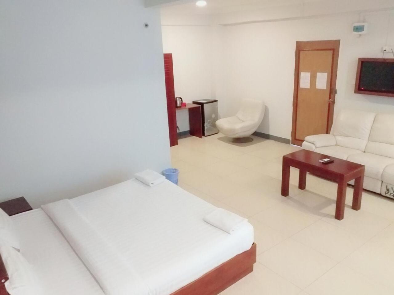 Lanmadaw Plaza Hotel China Town Янгон Екстериор снимка